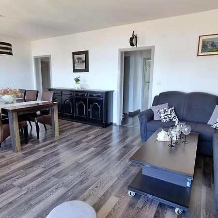 Black And White - 2 Bedrooms, Walk To The Appartement