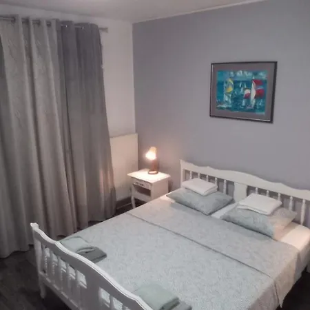 Black And White - 2 Bedrooms, Walk To The * Duće