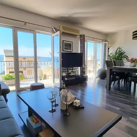 Black And White - 2 Bedrooms, Walk To The * Duce