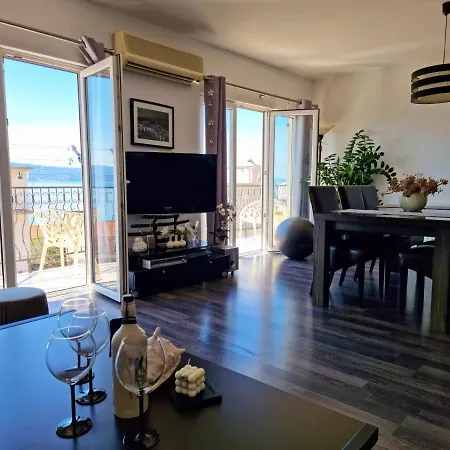 Black And White - 2 Bedrooms, Walk To The * Duce