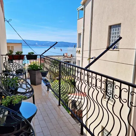 Black And White - 2 Bedrooms, Walk To The Duce