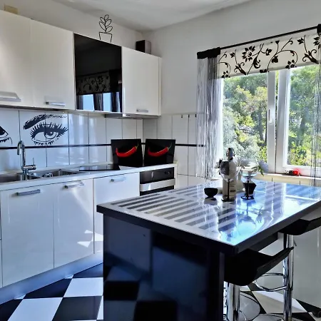 Black And White - 2 Bedrooms, Walk To The * Duce