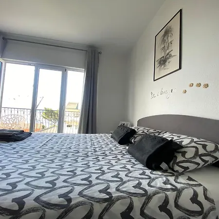 Apartment Black And White - 2 Bedrooms, Walk To The *