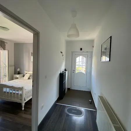 Black And White - 2 Bedrooms, Walk To The Apartment Duce