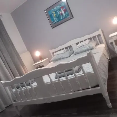 Black And White - 2 Bedrooms, Walk To The *