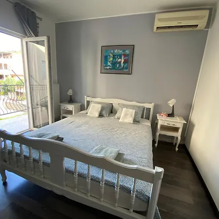 Black And White - 2 Bedrooms, Walk To The *