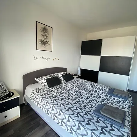 Apartment Black And White - 2 Bedrooms, Walk To The Duce