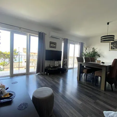 Black And White - 2 Bedrooms, Walk To The * Duce