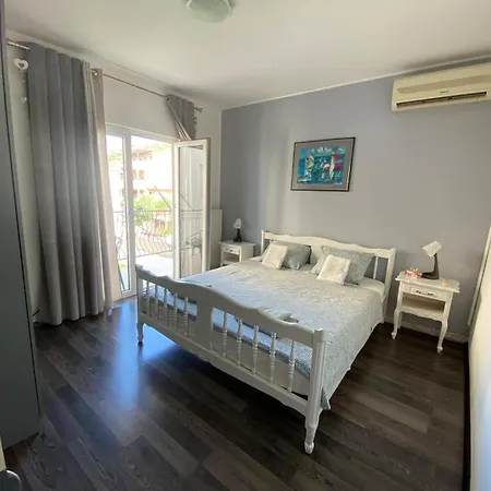 Black And White - 2 Bedrooms, Walk To The Apartment