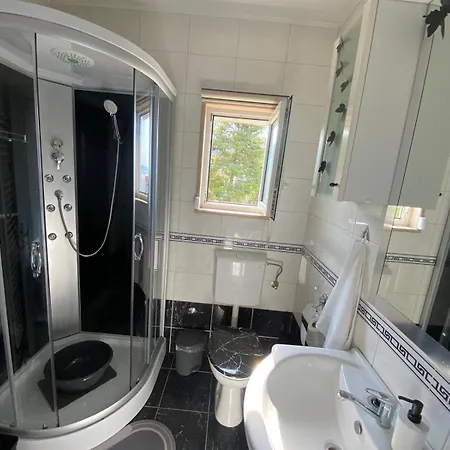 Apartment Black And White - 2 Bedrooms, Walk To The Duce