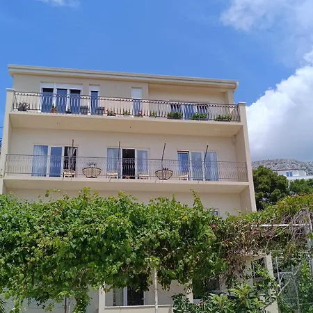 Apartment Black And White - 2 Bedrooms, Walk To The Duce